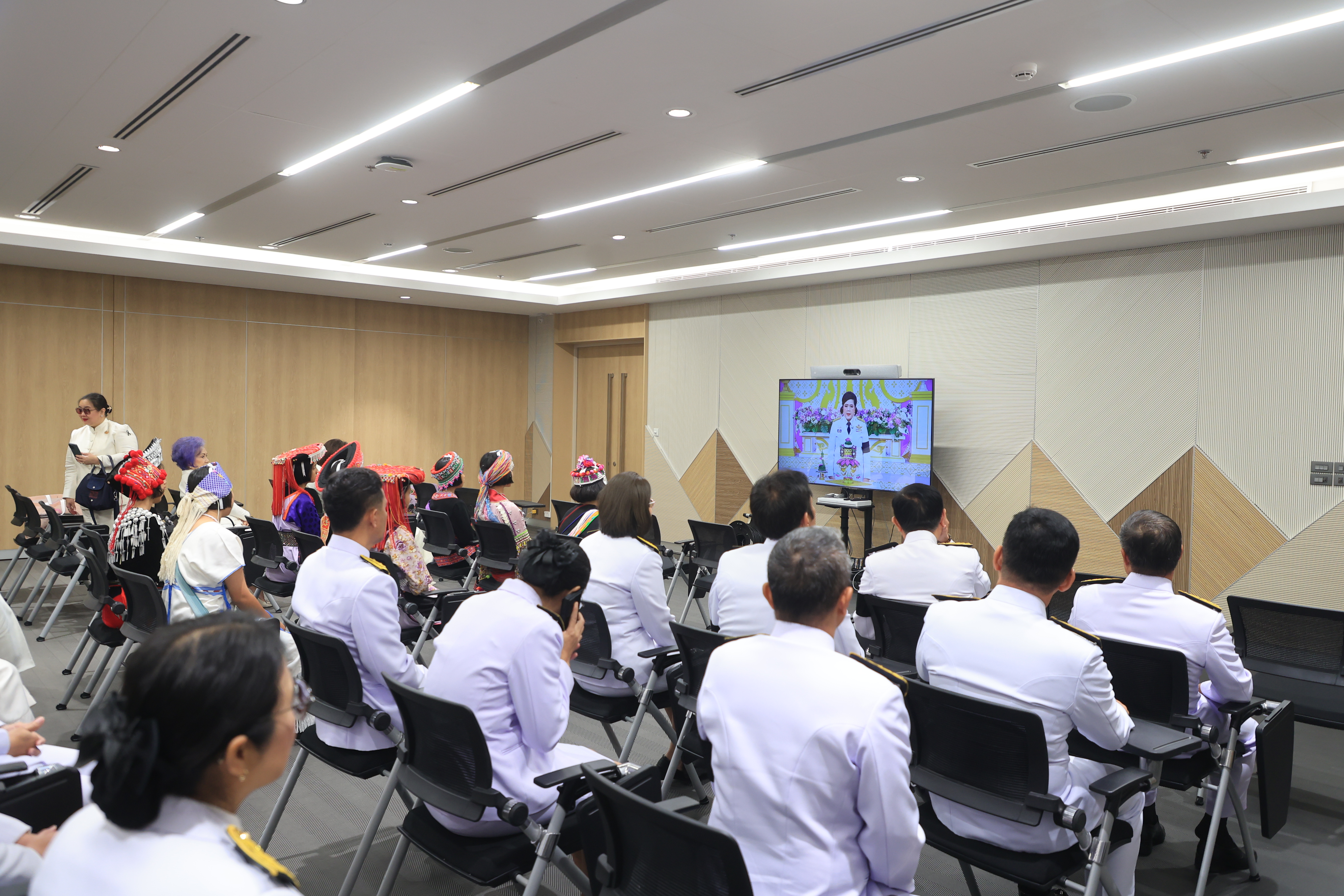 title - คณะผู้บริหาร ส.ป.ก. บันทึกเทปถวายพระพรชัยมงคล เนื่องในโอกาสมหามงคลเฉลิมพระชนมพรรษา 74 พรรษา พระบาทสมเด็จพระปรเมนทรรามาธิบดีศรีสินทร มหาวชิราลงกรณ พระวชิรเกล้าเจ้าอยู่หัว